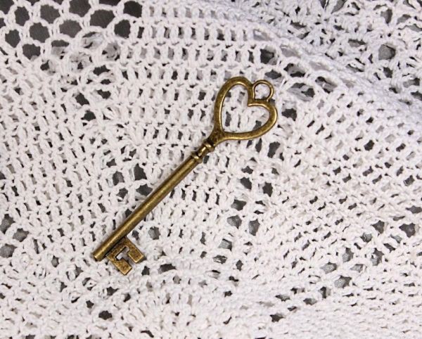 Металлическая подвеска "Ключ большой с сердцем", цвет Античная бронза