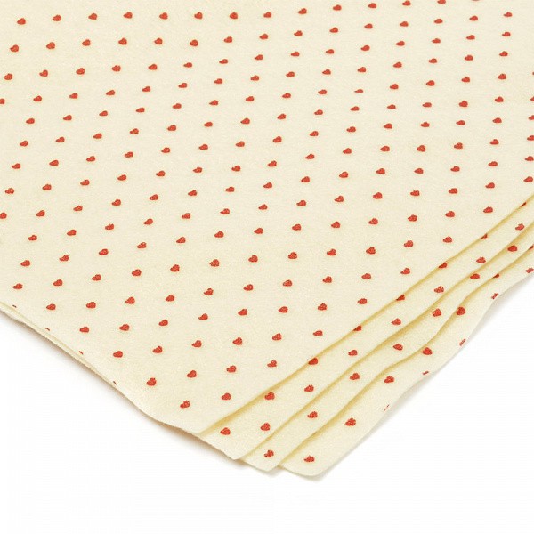Отрезок фетра размером 30*30 см "Сердечки", 100% полиэстер, толщина 1 мм, цвет Кремовый/Красный
