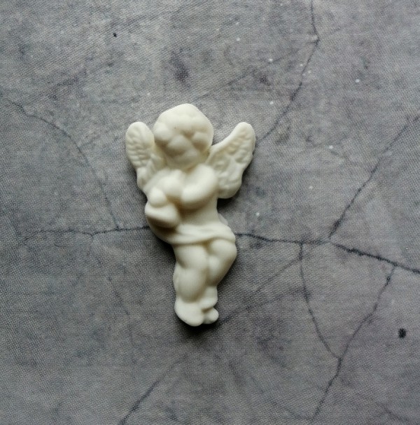 Фигурка из пластика "Ангелочек, играющий на дудочке", цвет Белый