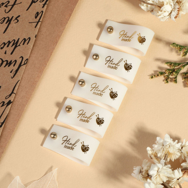 Бирка из силикона с кнопкой «Hand made», 8*1,8 см, цвет Белый матовый/Золотой, 1 шт