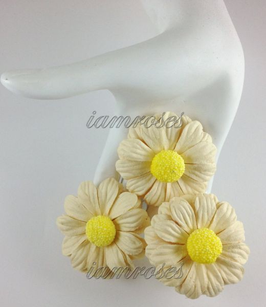 Ромашка кремовая большая с пухлой желтой серединкой, 1 штука