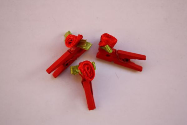 Розочка атласная на прищепке, набор 12 штук, цвет Красный (Rayher) 