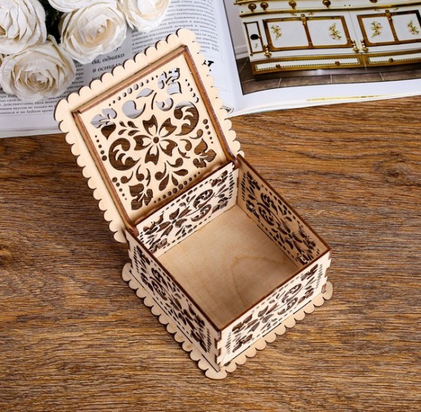 Шкатулка квадратная ажурная, 10,5х10,5х6 см, с откидывающейся крышкой