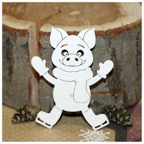 Фигура из чипборда "Хрюшка-мальчик на коньках " (Россия)