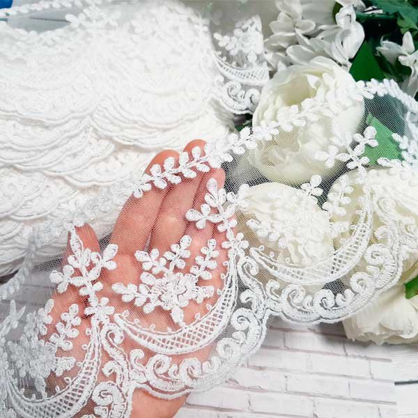 Кружево "Цветочки и веточки", цвет - белый, ширина 12 см, отрез 50 см.