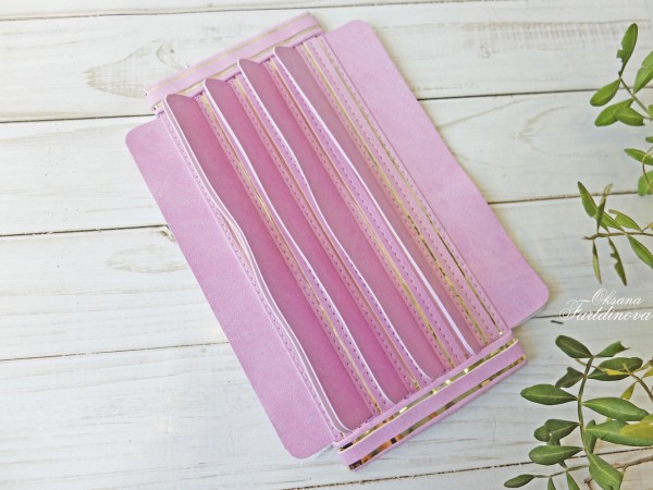 Переплет из кожзама, цвет Розово-сиреневый с золотым винилом, для альбома высотой 20 см по корешку, расстояние 1,5 см, на  5 разворотов