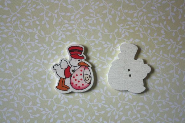 Деревянная фигурка-пуговица "Аист с младенцем", цвет Красный