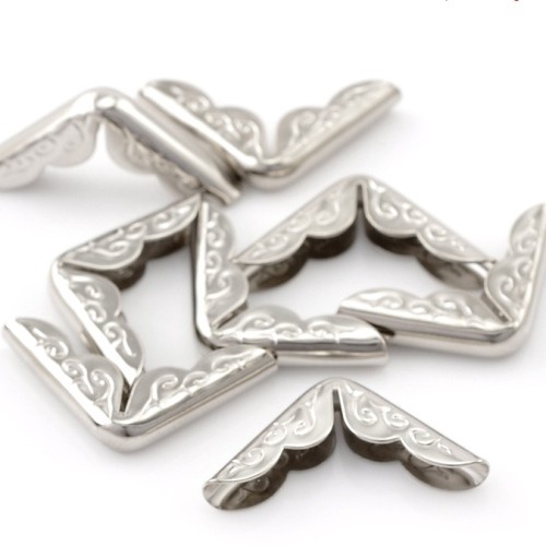 Уголки металлические тисненые, маленькие, цвет Серебро, 21*21 мм, пара