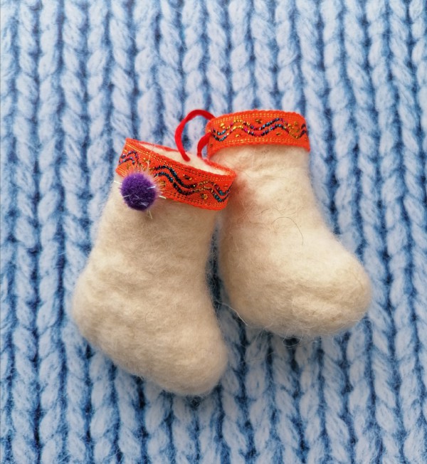 Украшение валяное "Мини-валенки", цвет Белый, с декором