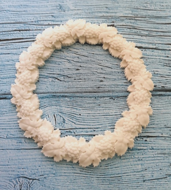 Фигурка из пластика "Венок круглый из виноградных листьев D=7 см", цвет по выбору