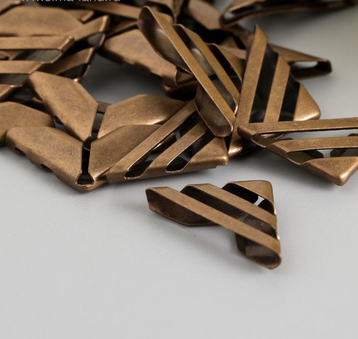 Уголки металлические маленькие с двумя прорезями, цвет Античная бронза, 16*16 мм, пара